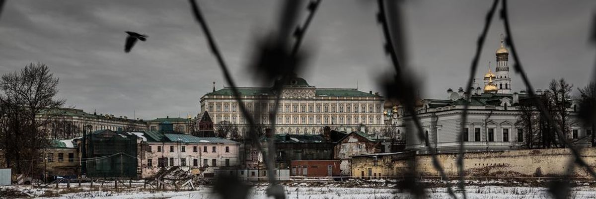 Kreml fehéres-szürkés épülete kerítés mögül