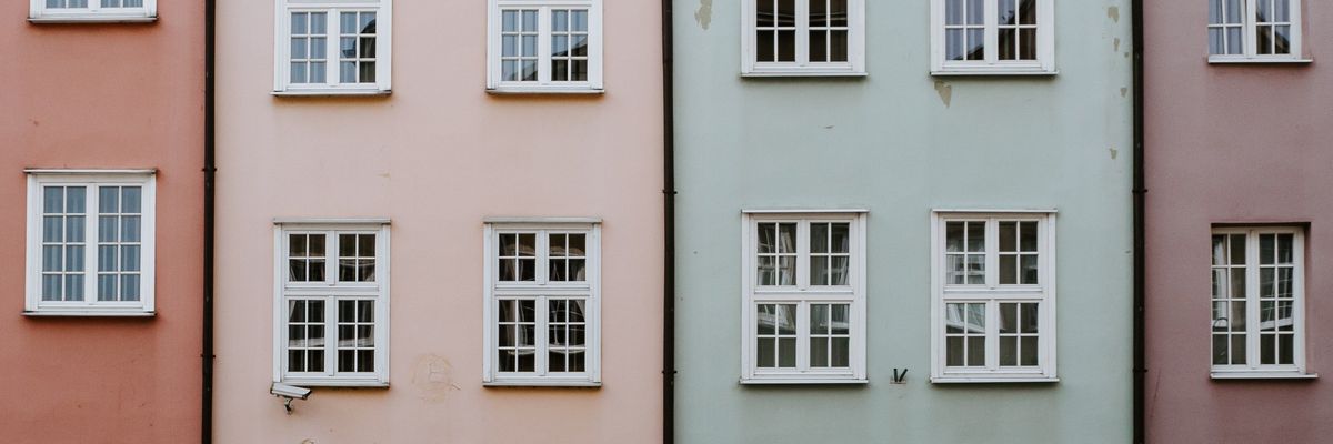 Különböző színű házak ablakai