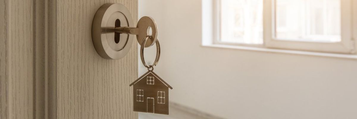 Lakáskulcs házat ábrázoló kulcstartóval