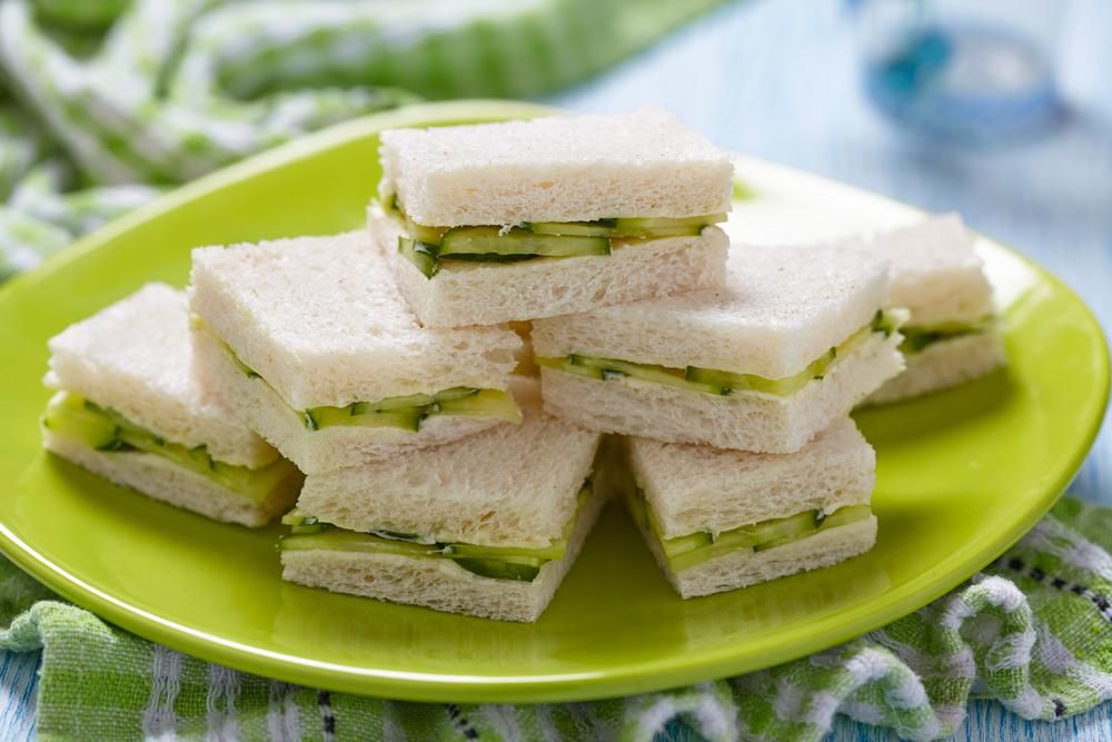 Uborkás-krémsajtos szendvicsek zöld tányéron