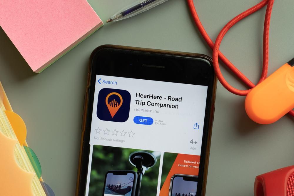 HearHere app egy okostelefonon, jegyzettömbbel, tollal