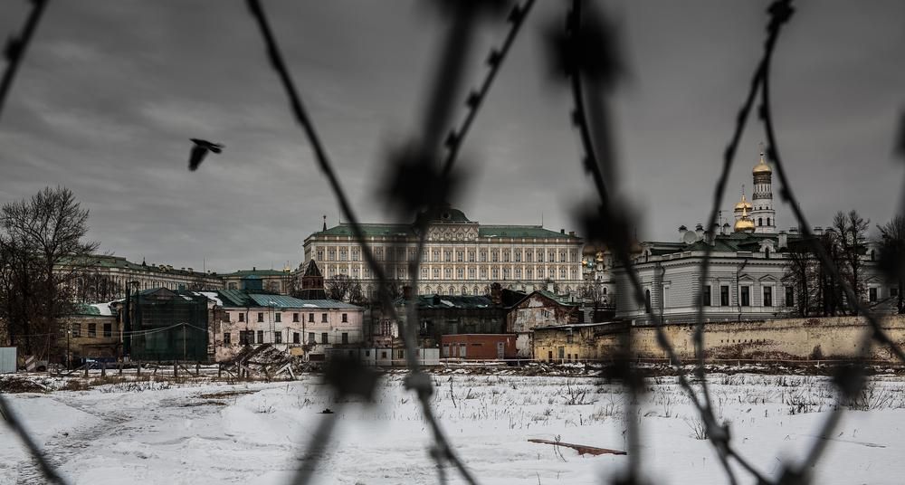 Kreml fehéres-szürkés épülete kerítés mögül