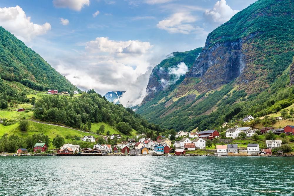 A világ legnagyobb fjordja hegyek ölelésében