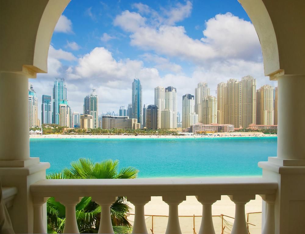 Dubaj felhőkarcolói és a tenger a teraszról