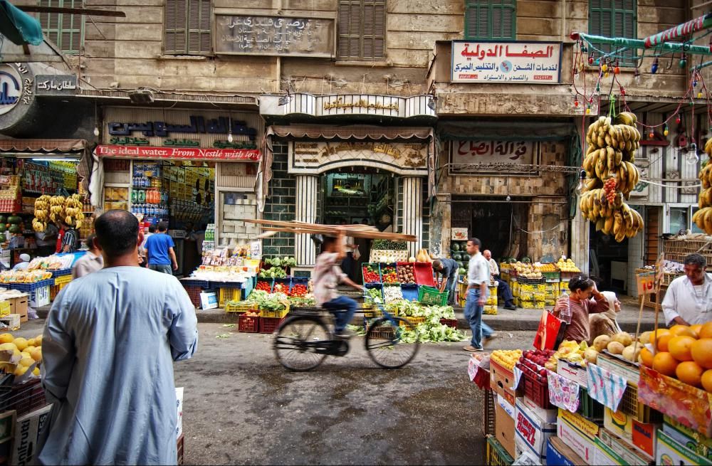 Gyümölcsárusok Kairó utcáján, középen biciklissel