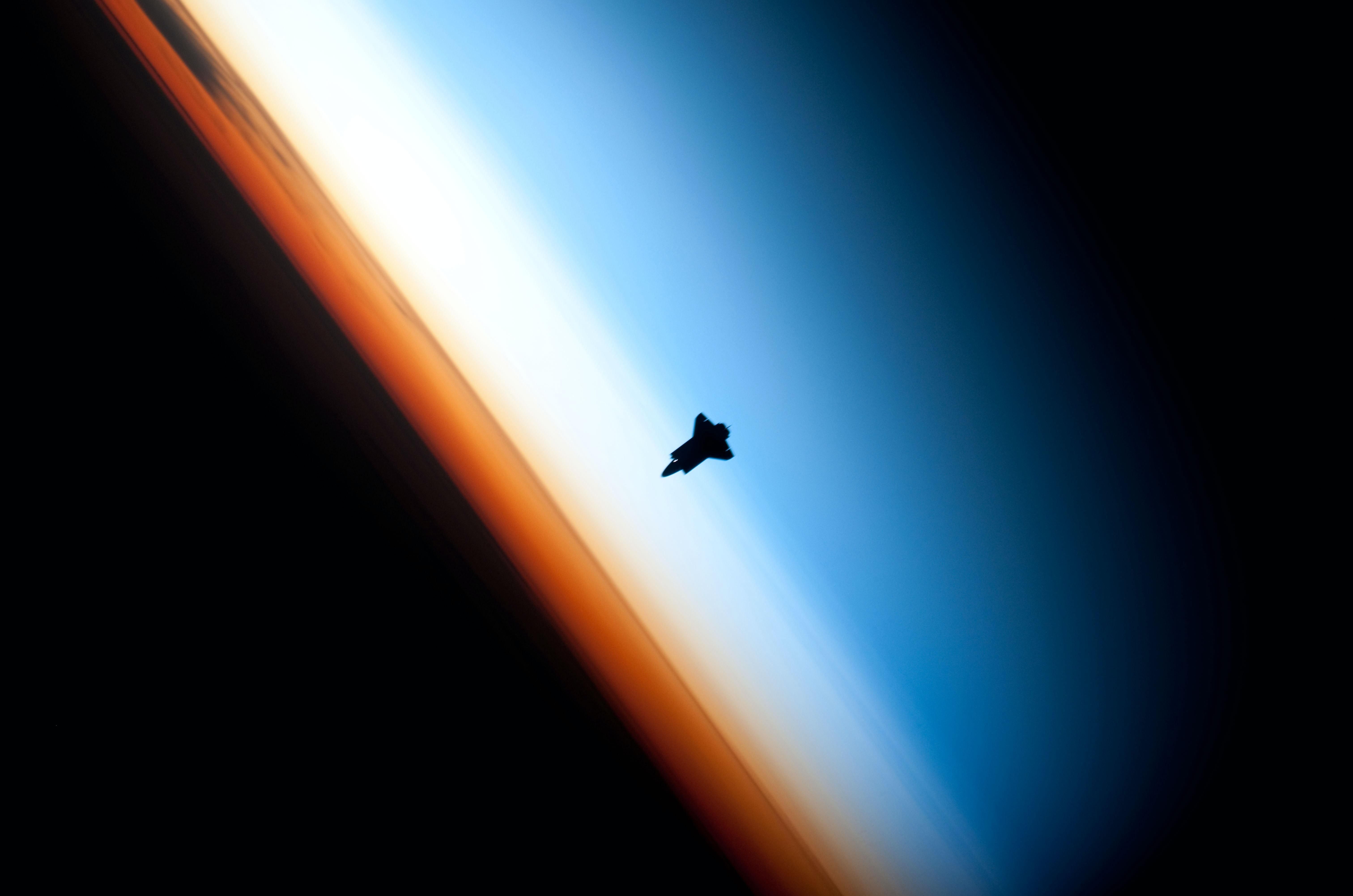 Űrhajó, ahogyan éppen visszatér a Föld bolgyóra