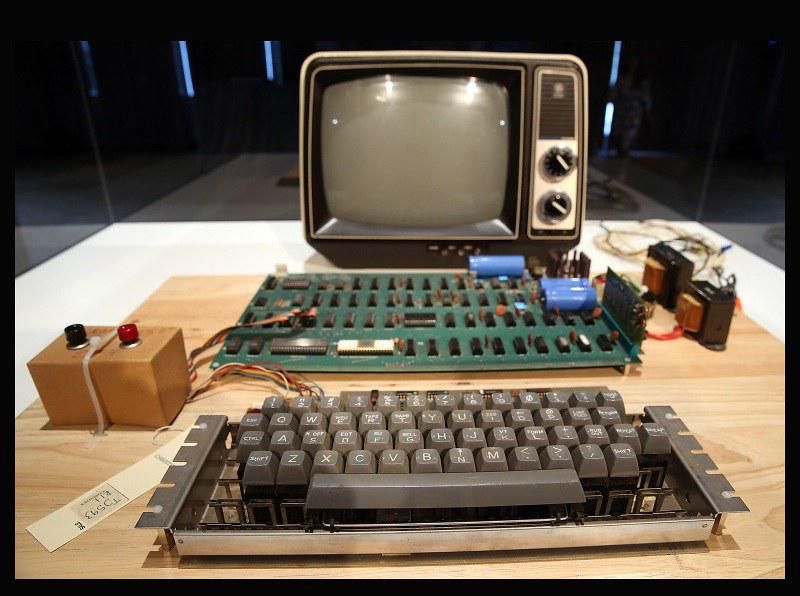Egy szétszerelt Apple-1 számítógép monitora, klaviatúrája és hardverkészlete