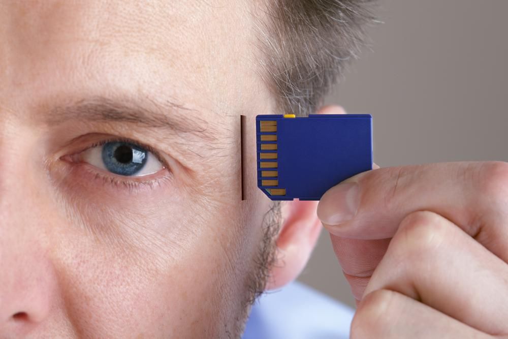 Egy férfi épp próbálja behelyezni az agyába Elon Musk agyi chipjét