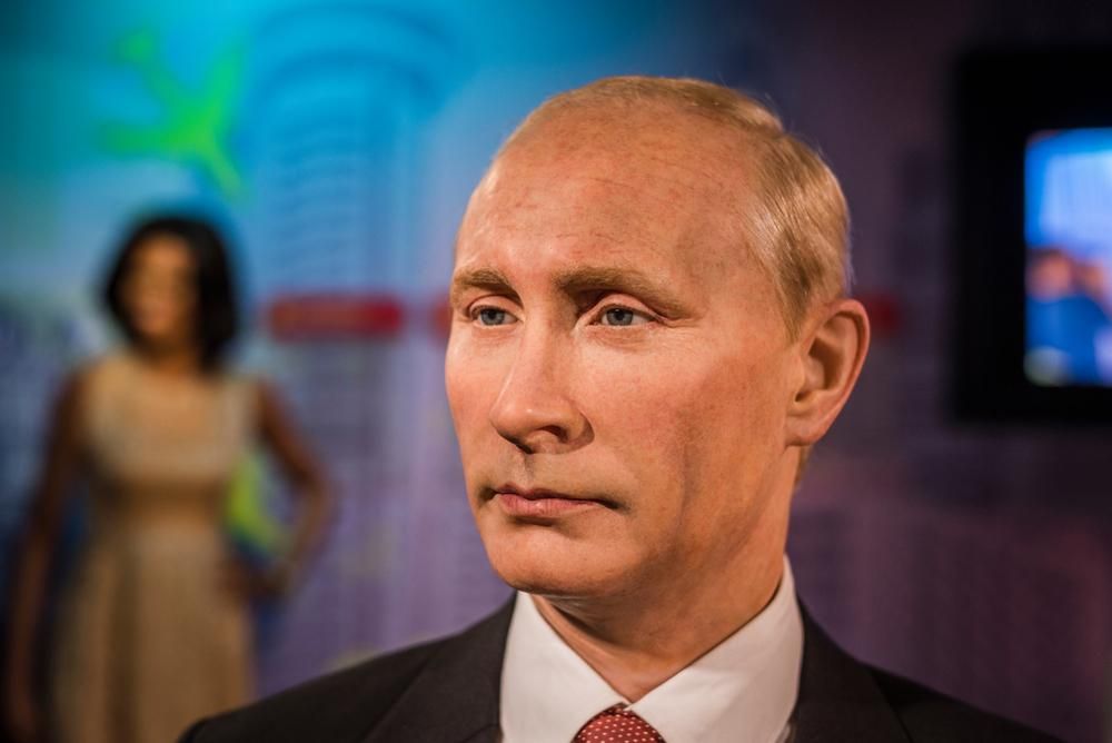 Vlagyimir Putyin viaszszobra, amelyet a Grévin Múzeum kihajított.