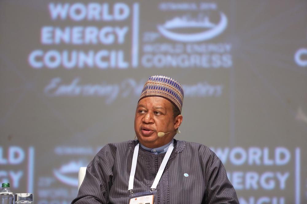 Az OPEC főtitkára ül szürke ruhában egy konferencián