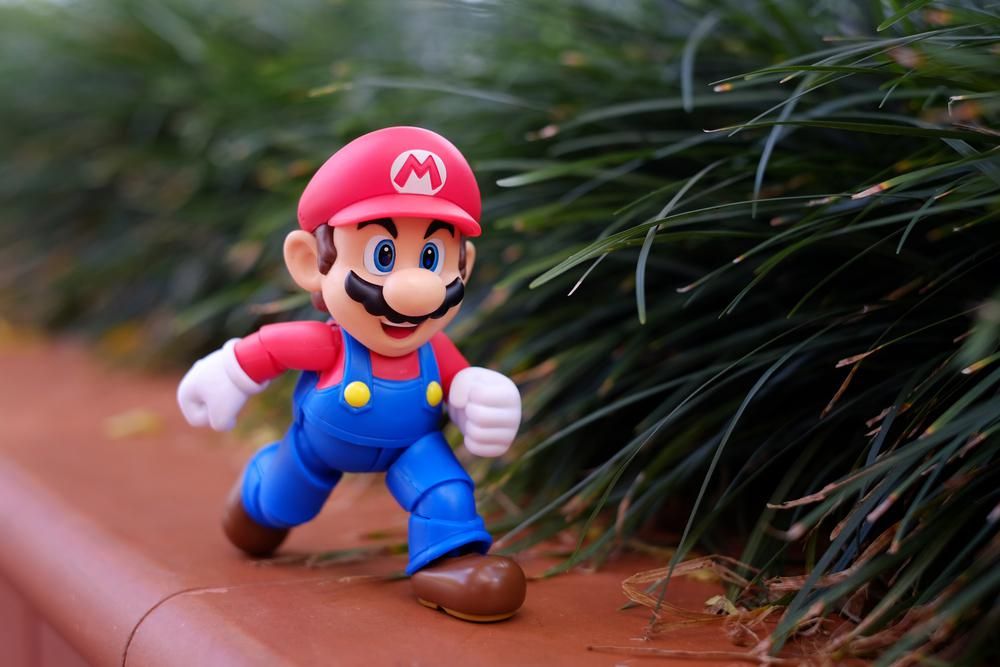 Super Mario nagy léptekkel halad a fűbokor mellett
