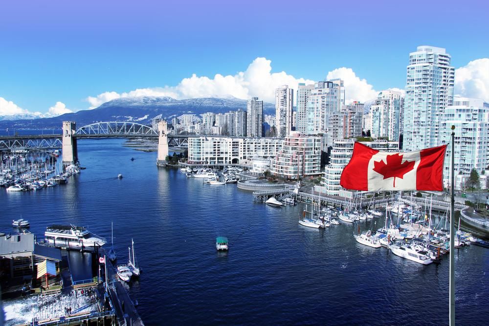 Mélykék tenger piros-fehér kanadai zászló Vancouver látképe