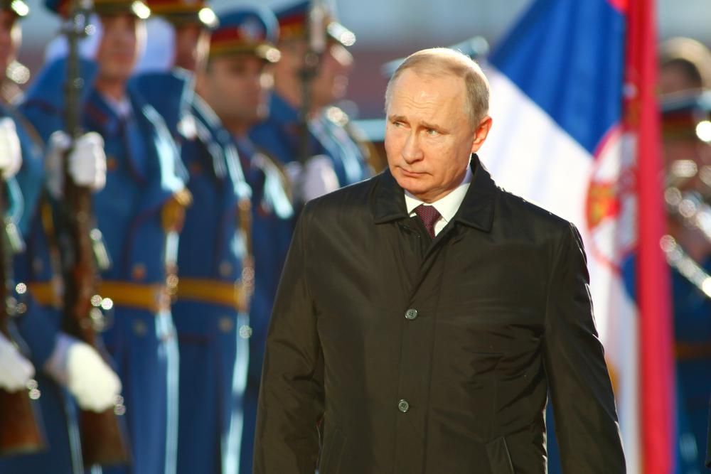 Vlagyimir Putyin orosz elnök katonák díszsorfala előtt