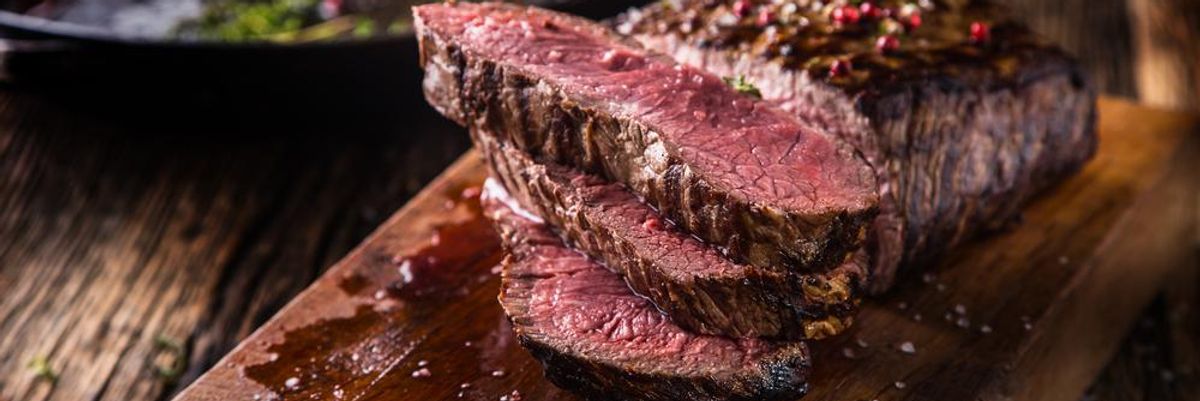 Levegőből előállított hús, steak felszeletelve egy vágódeszkán