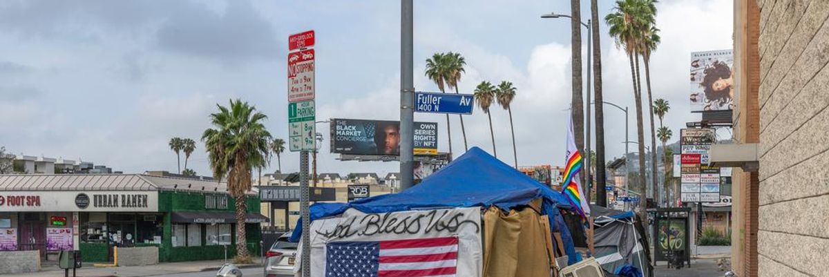 Los Angeles utcáján sátor a hajléktalanoknak