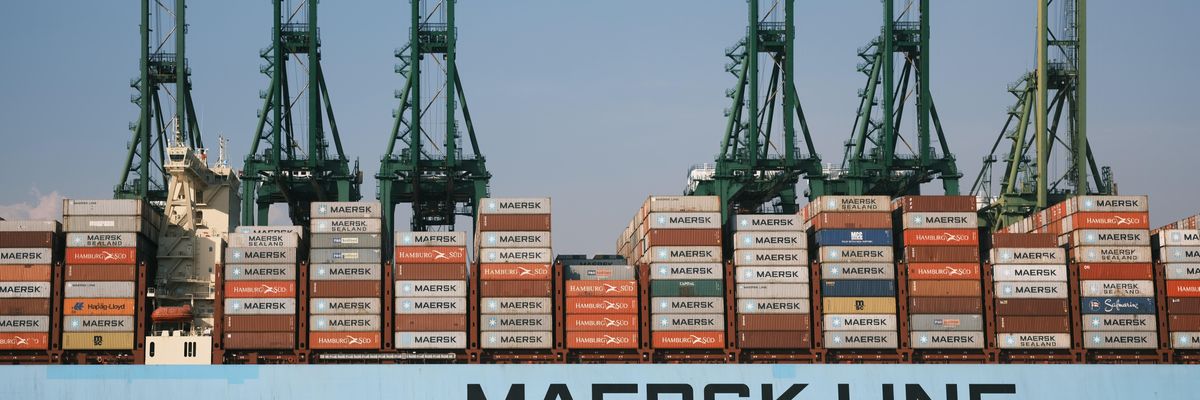 Maersk konténerszállító hajótársaság hajója megy a tengeren, amely hamarosan kizöldülhet