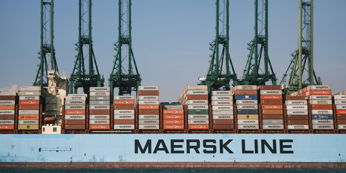 Maersk konténerszállító hajótársaság hajója megy a tengeren, amely hamarosan kizöldülhet