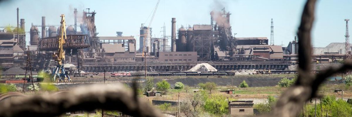 Mariupol Azovsztal acélgyár egy faág mögül