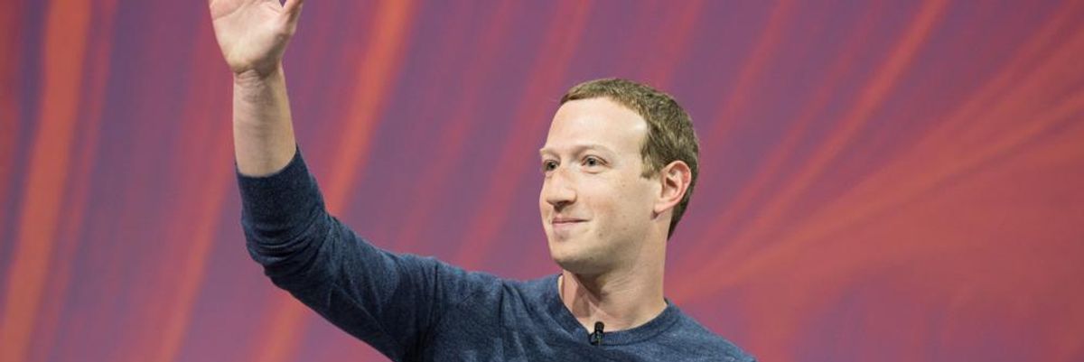 Mark Zuckerberg sötét felsőben integet az elértéktelenedett kriptovalutájának