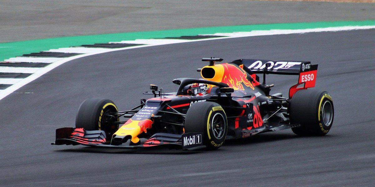 Max Verstappen a Forma-1 nagydíján versenyzik a Red Bull Racing Forma-1-es versenyautójával