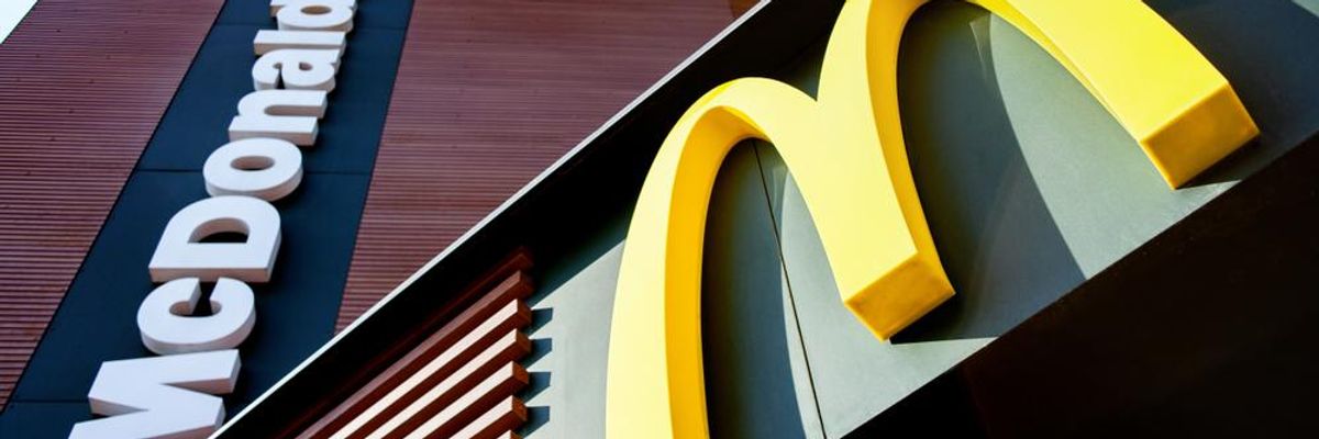 McDonald's logó egy modern épületen