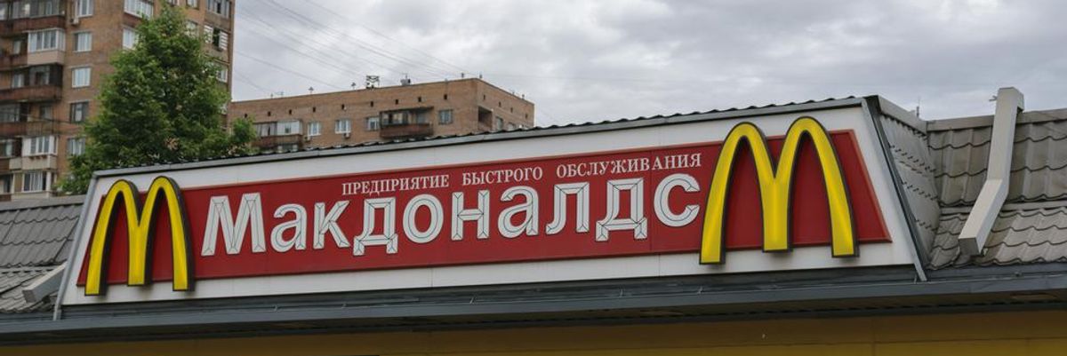 McDonalds felirat cirill betűkkel egy moszkvai üzleten