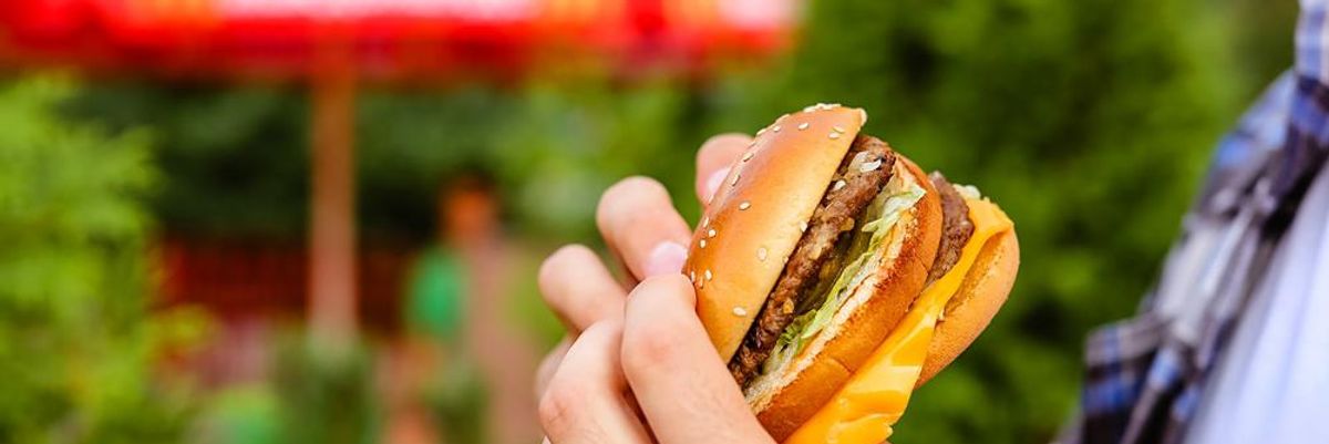 McDonalds napernyő hamburger egy férfi kezében