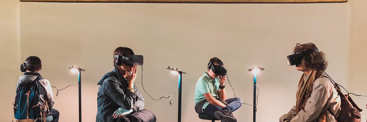 Metaverzumban lévő emberek ülnek Oculus VR szemüvegeben egy szobában