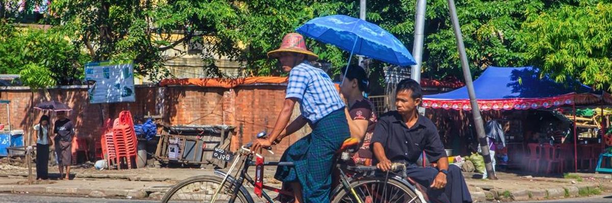 Mianmarban férfi biciklizik 