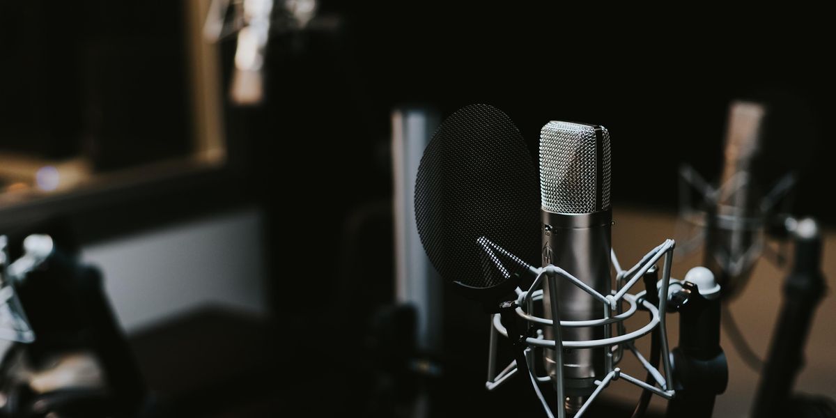 Mikrofon egy teremben, amibe hamarosan egy podcastes fog belebeszélni
