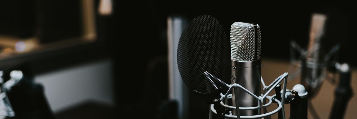 Mikrofon egy teremben, amibe hamarosan egy podcastes fog belebeszélni