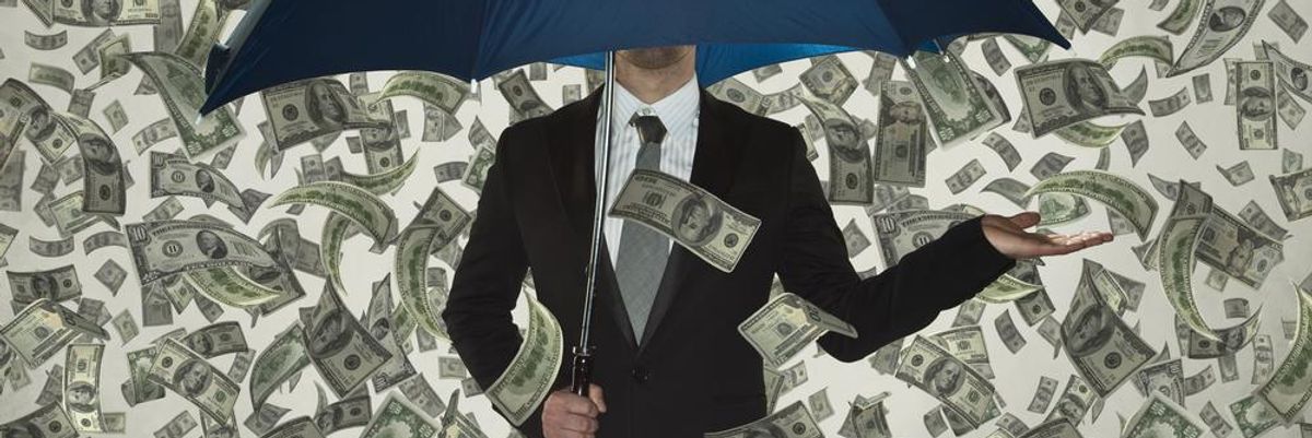 Milliárdos, adózás előtt álló üzletember esernyővel védi magát a pénzeső ellen