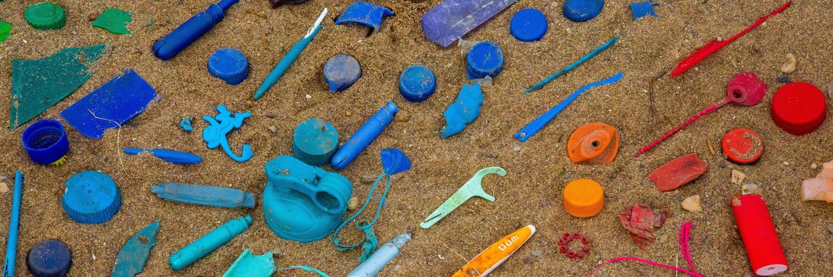 Mindenféle műanyagból készült apró tárgy a tengerpart homokjában