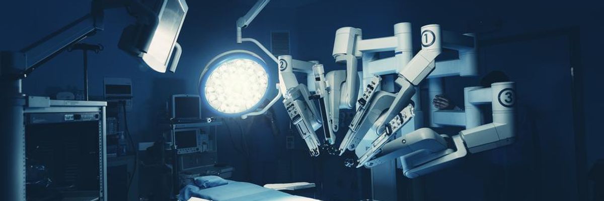 Műtéti robot arra vár, hogy bevigyék a műtőbe a beteget és megműtse