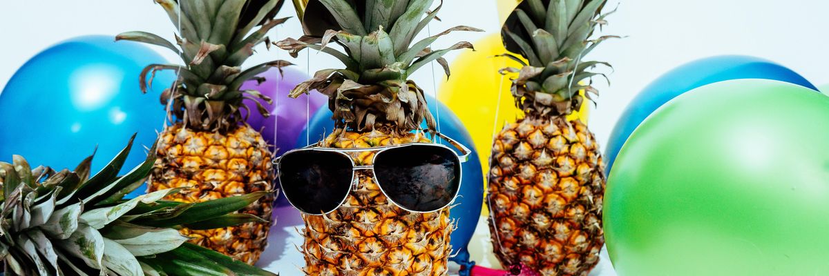 Napszemüveges ananász bulizik lufik és fújókák között, bulicsákóban, Blessing Egbon  is hasonló bulikat szervezhetett a befektetők pénzéből