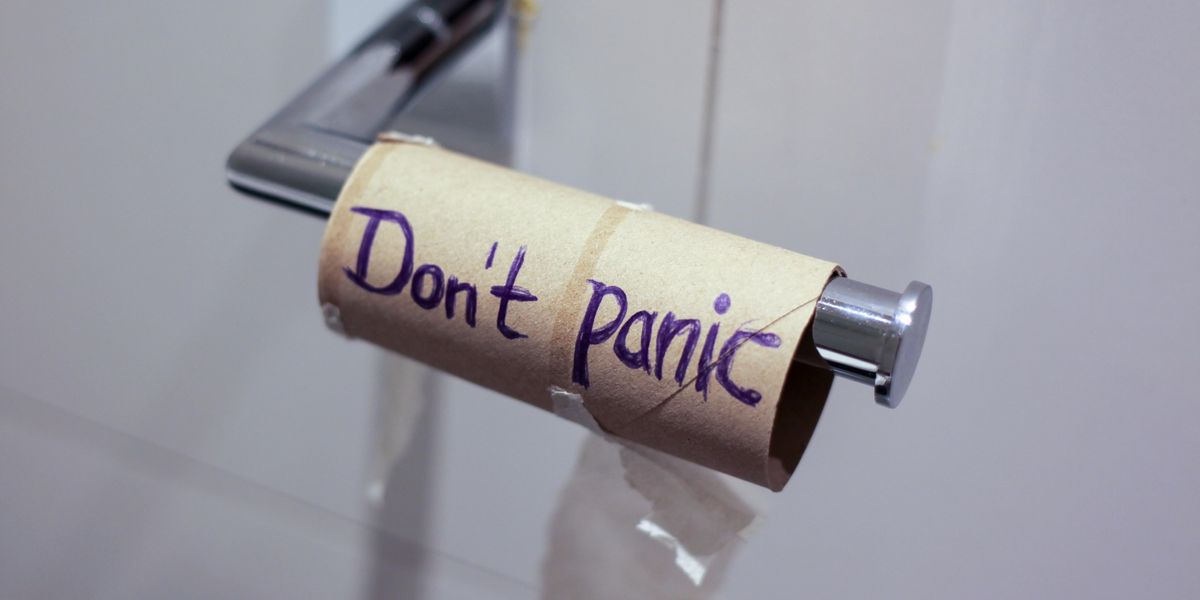 Ne pánikolj felirat egy üres WC-papír gurigán