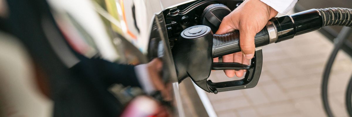 Nem mindenki tankolhat árstopos üzemanyagot, így döntött a kormány