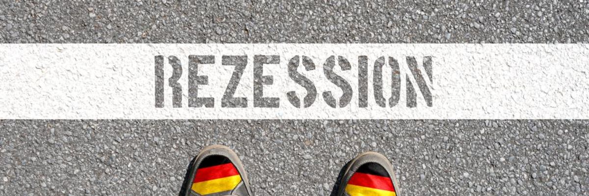 Német zászló színei egy pár tornacipőn recesszió felirat