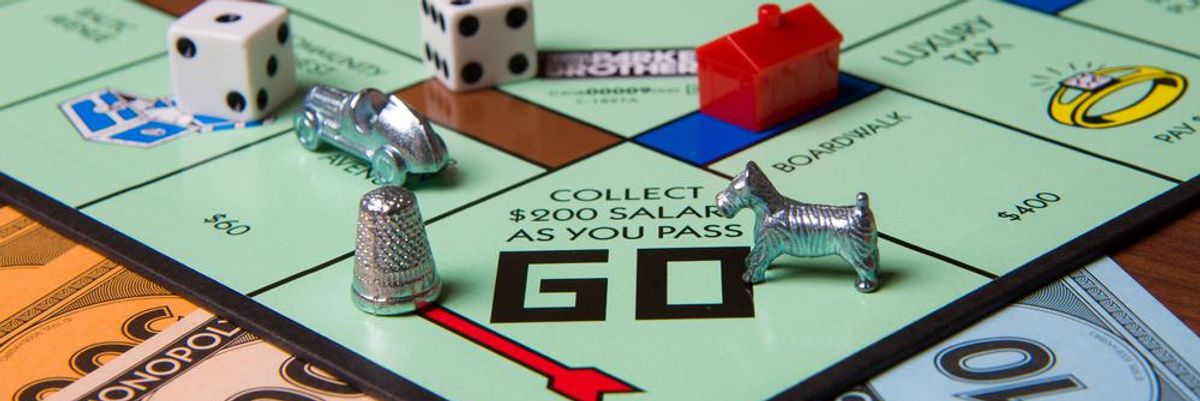 Népszerű Monopoly társasjáték a Hasbro gyártásában dobókockákkal