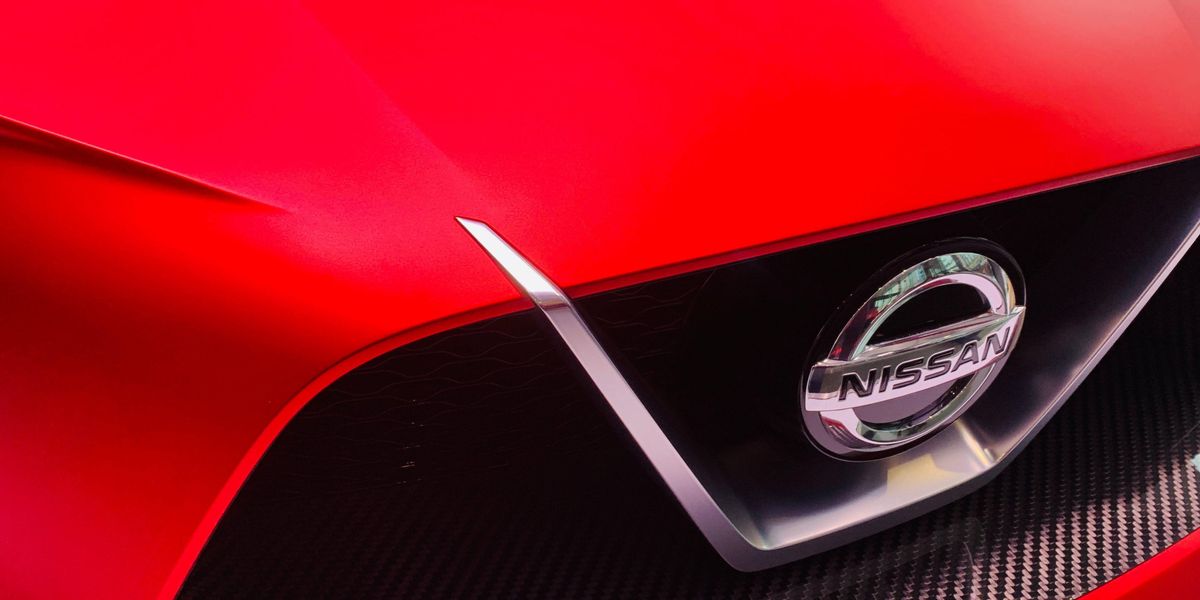 Nissan logo közelről egy piros autón