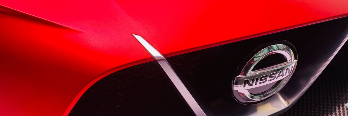 Nissan logo közelről egy piros autón