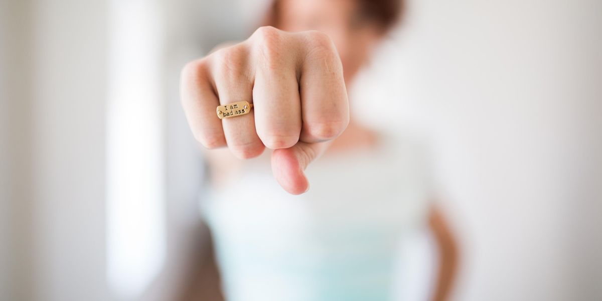 Nő mutatja az öklét melyen egy gyűrű van