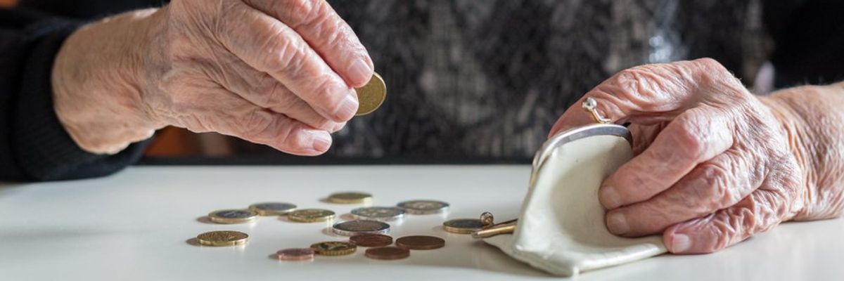 Nyugdíjas néni pénzt számol