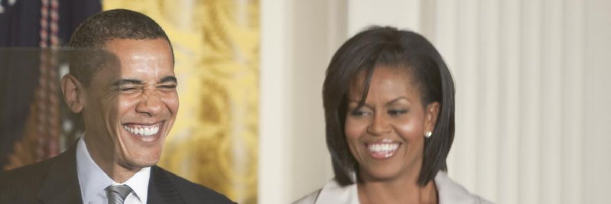 Obama-házaspár széles mosollyal