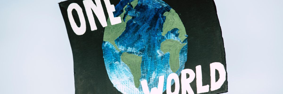 One world felirat a Föld bolygón egy klímaváltozás elleni tüntetésen
