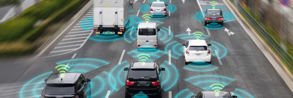 Önvezető járművek radarokkal, kamerákkal figyelik környezetüket egy úton