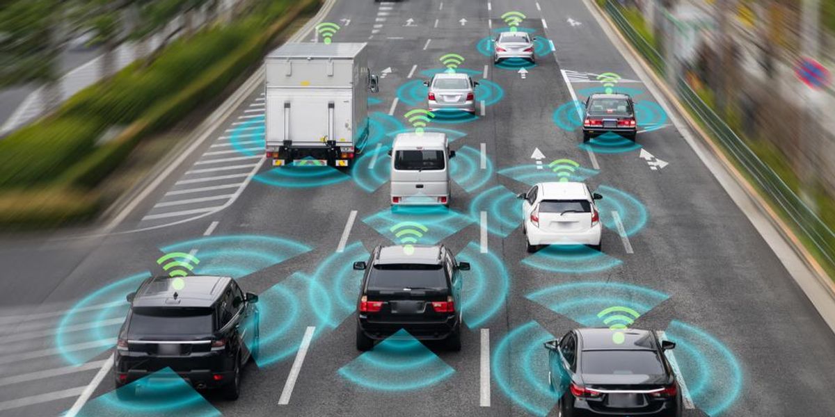 Önvezető járművek radarokkal, kamerákkal figyelik környezetüket egy úton
