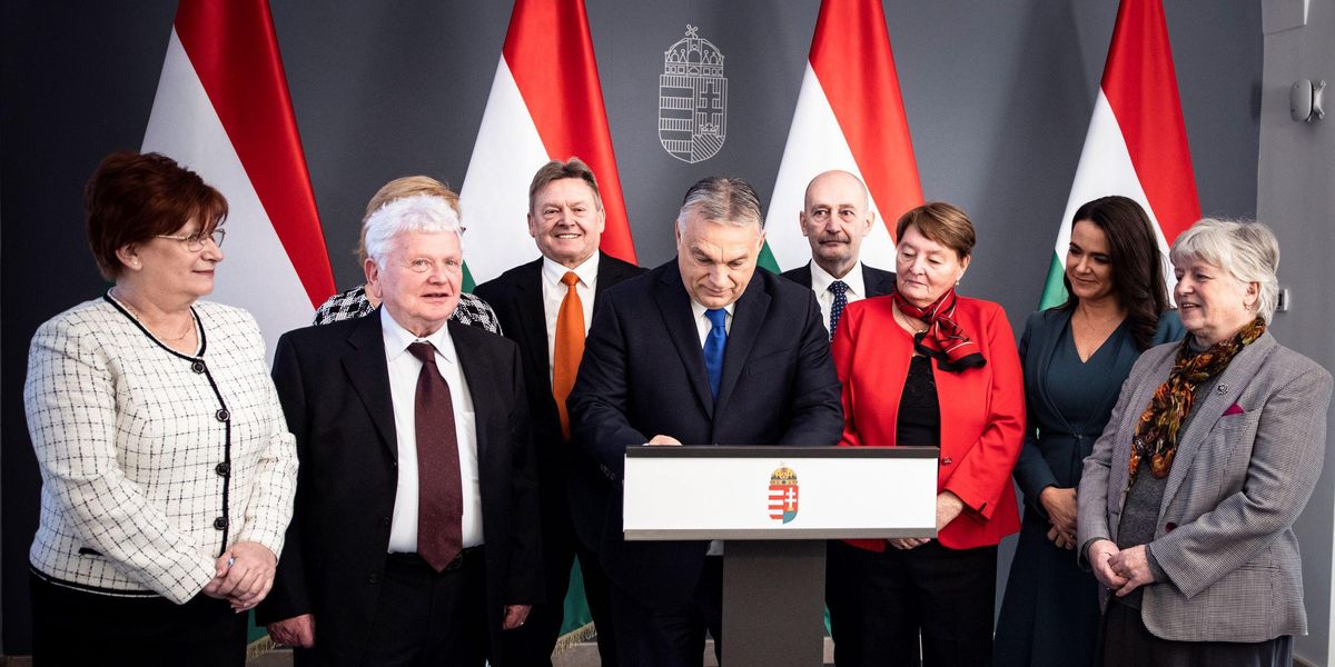 Orbán Viktor aláírja a 13. havi nyugdíj kifizetéséről szóló kormányrendeletet
