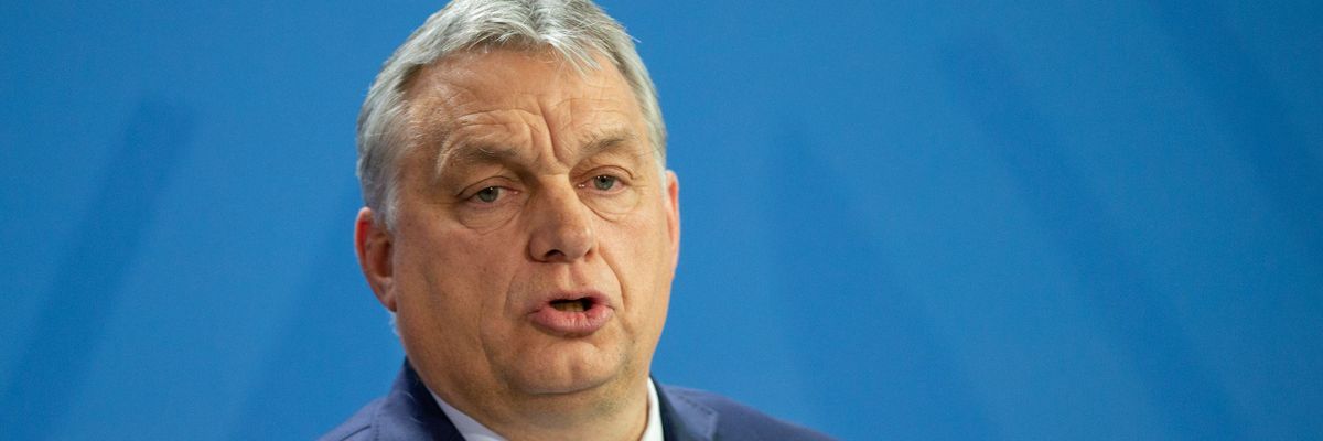 Orbán Viktor nyugdíjasokkal borozgatva mondta, hogy küzd a 13. havi nyugdíj februári kifizetéséért