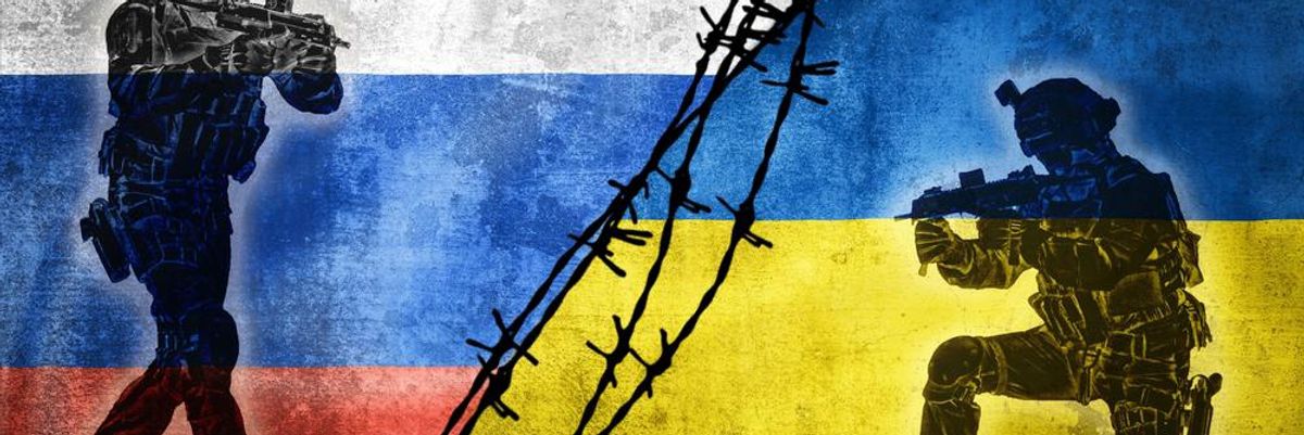 Orosz és ukrán katonák harcolna egy szögesdróton keresztül az orosz és az ukrán zászló előtt